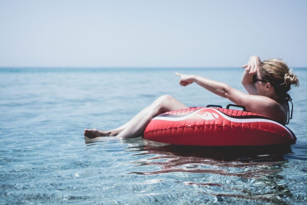 que visitar entre sydney y melbourne chica rubia sobre un flotador y en el agua